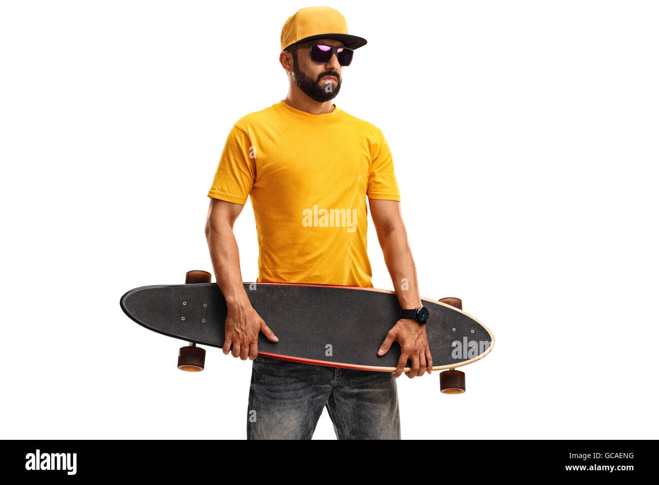 Junger Mann hält eine Skateboard und schaut in die Kamera, die isoliert auf weißem Hintergrund Stockfoto