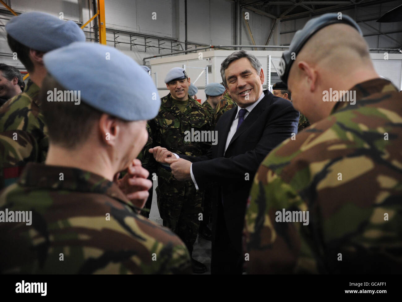 Premierminister Gordon Brown trifft Soldaten des Army Air Corps auf dem Wattisham Airfield in Suffolk. Stockfoto