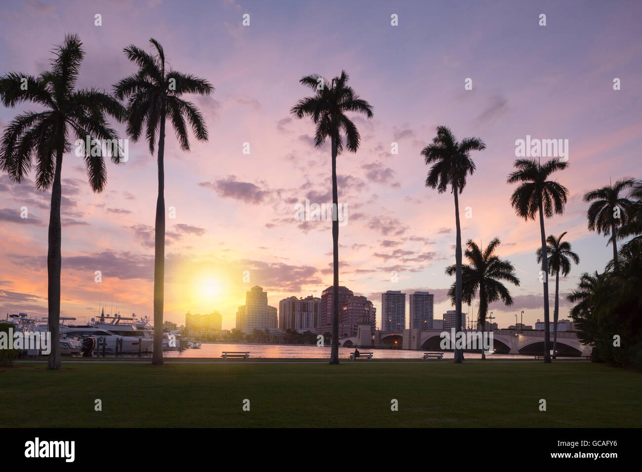WEST PALM BEACH SKYLINE VOM LAKE DRIVE PARK PALM BEACH FLORIDA USA Stockfoto