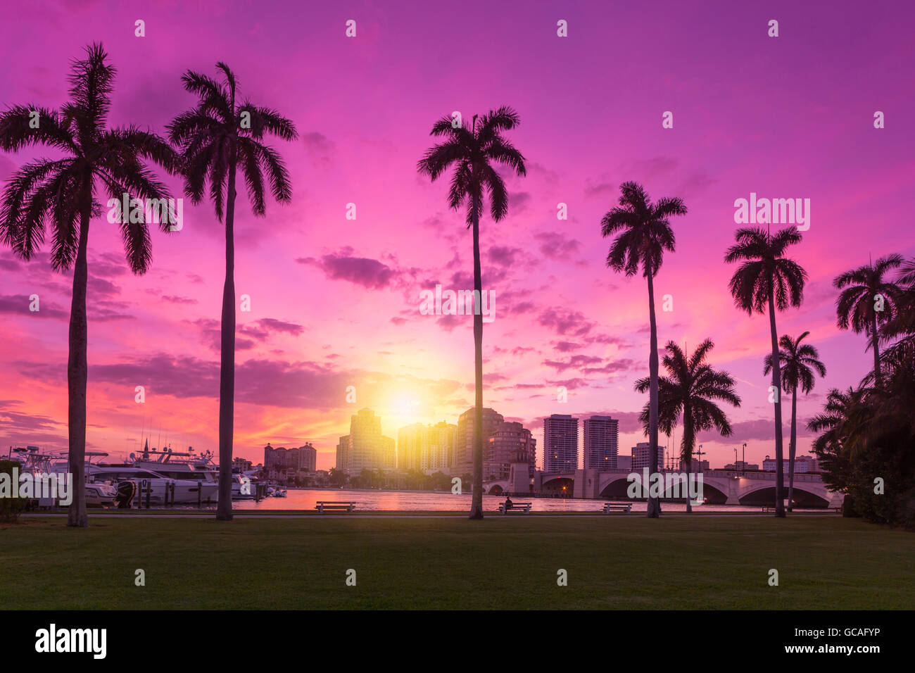 WEST PALM BEACH SKYLINE VOM LAKE DRIVE PARK PALM BEACH FLORIDA USA Stockfoto