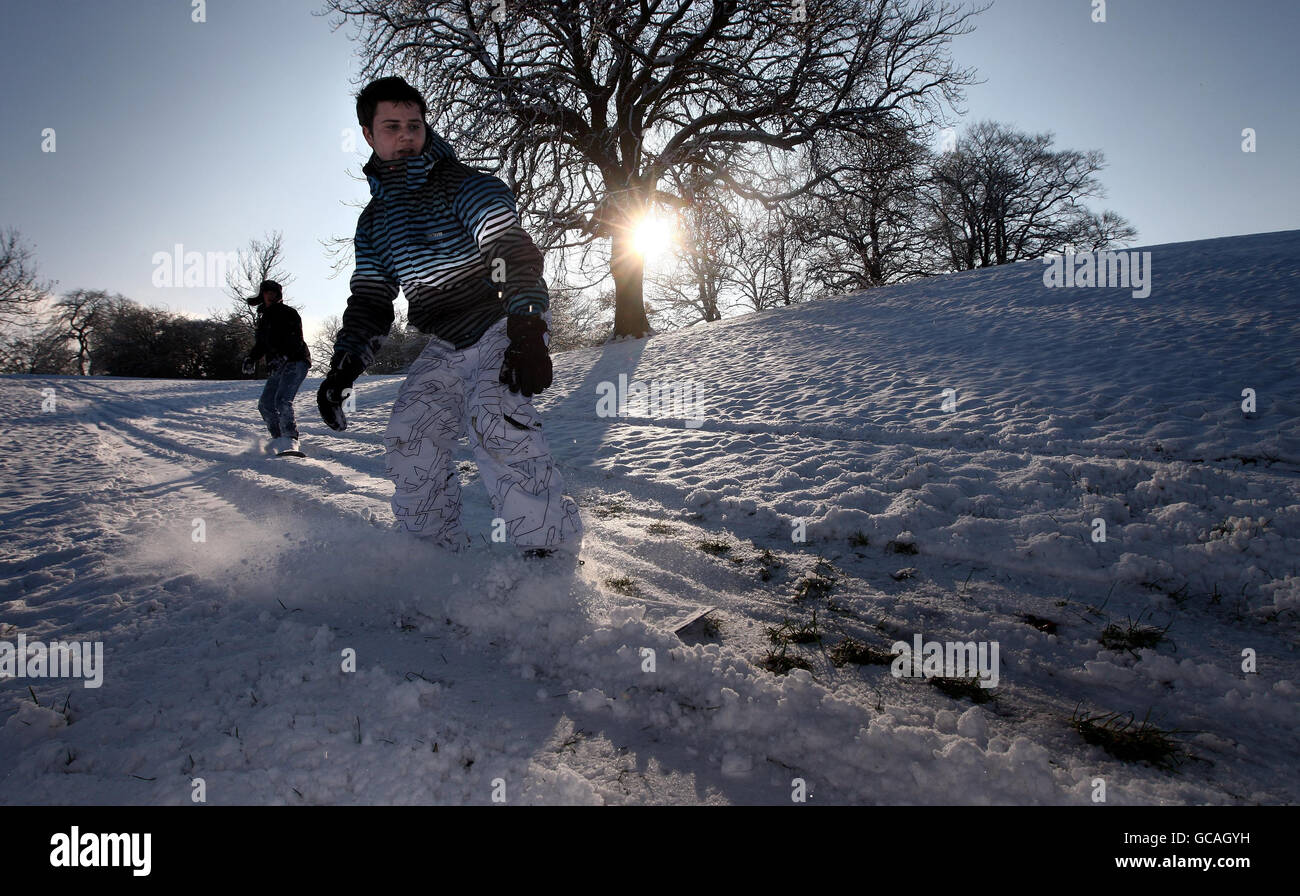 Snowboarder nutzen heute die Bedingungen auf den Pisten des Redhouse Park in Birmingham. Stockfoto