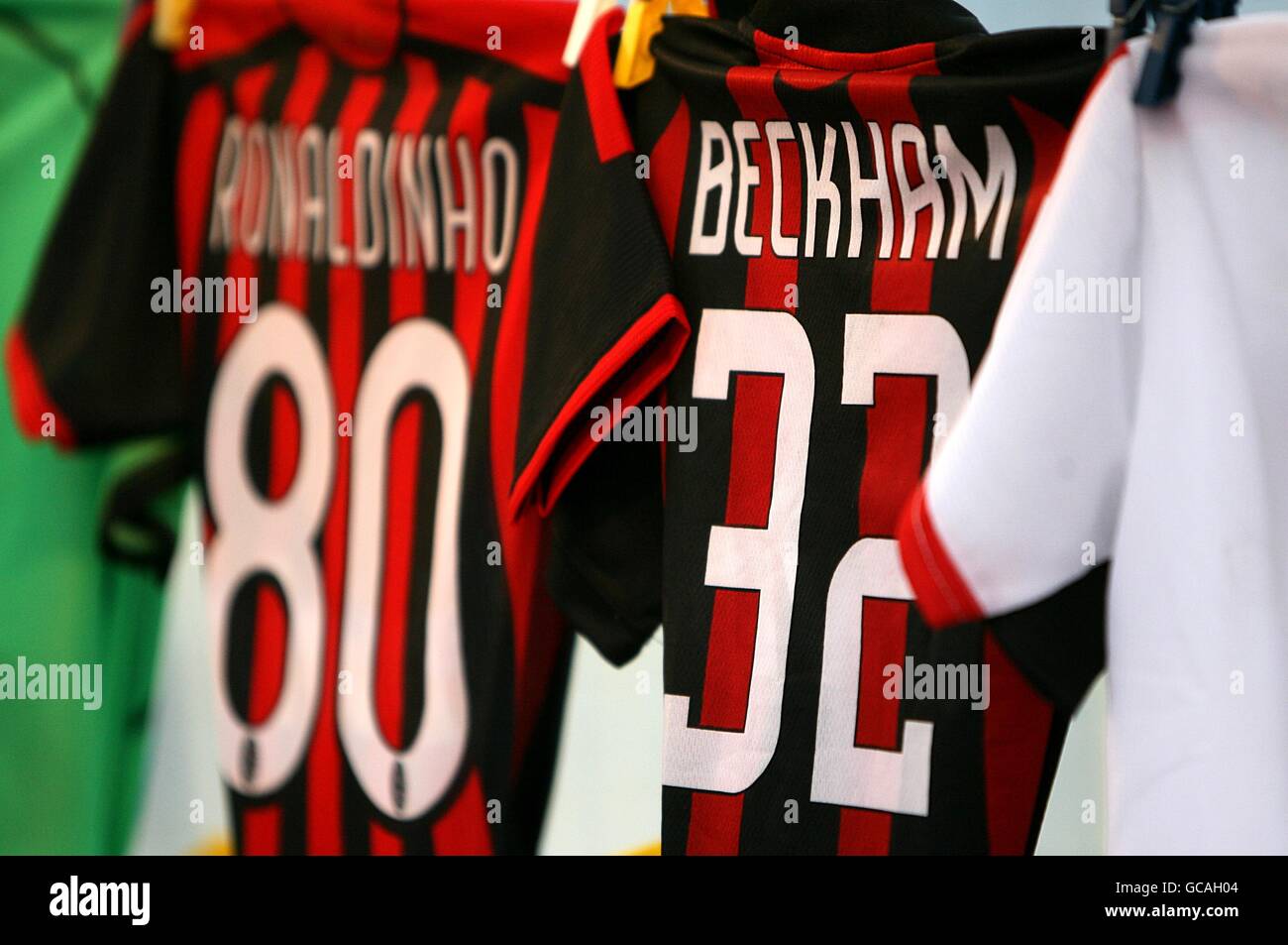 David Beckham und Ronaldinho AC Milan Hemden sind im Freien erhältlich Das Stadio Giuseppe Meazza Stockfoto