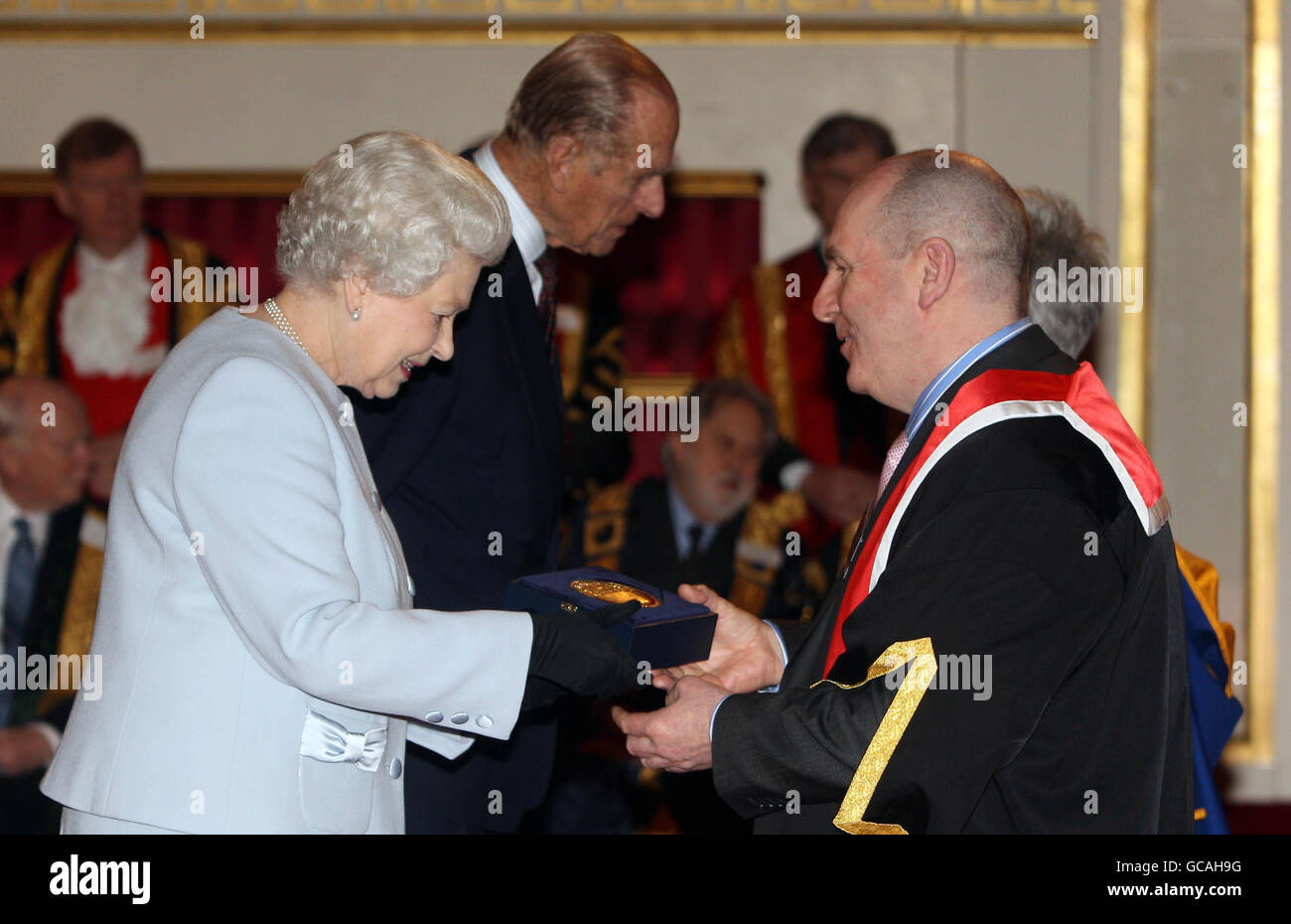 Königin Elizabeth II. Und der Herzog von Edinburgh überbringen Richard Palmer und Danuta Latosinski vom City College of Norwich die Queen's Anniversary Prices for Higher and Further Education. Stockfoto