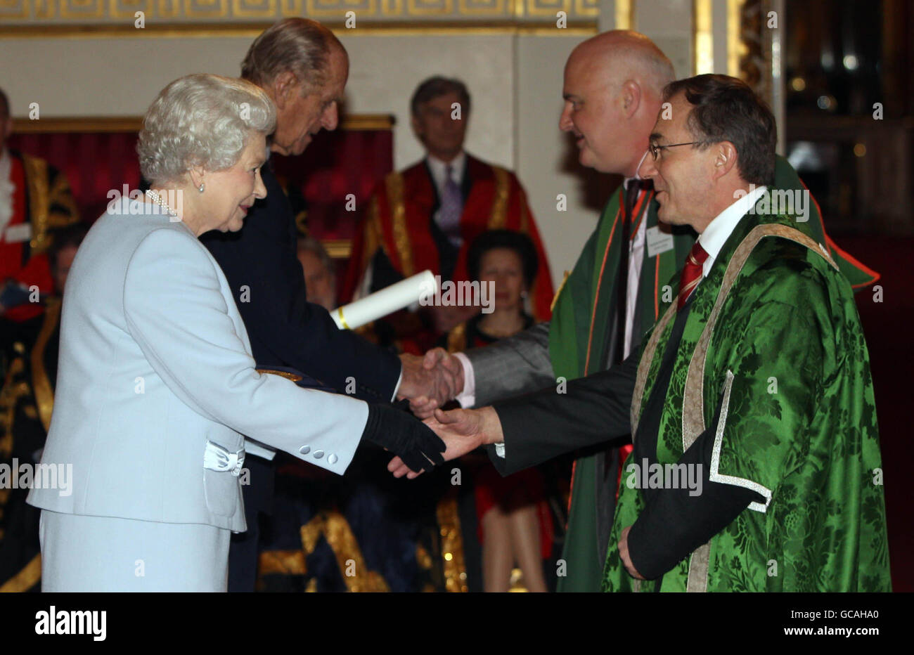 Königin Elizabeth II. Und der Herzog von Edinburgh überbringen die Queen's Anniversary Prizes for Higher and Further Education an Professor Michael Arthur und Professor Mark Wardman der Universität Leeds. Stockfoto