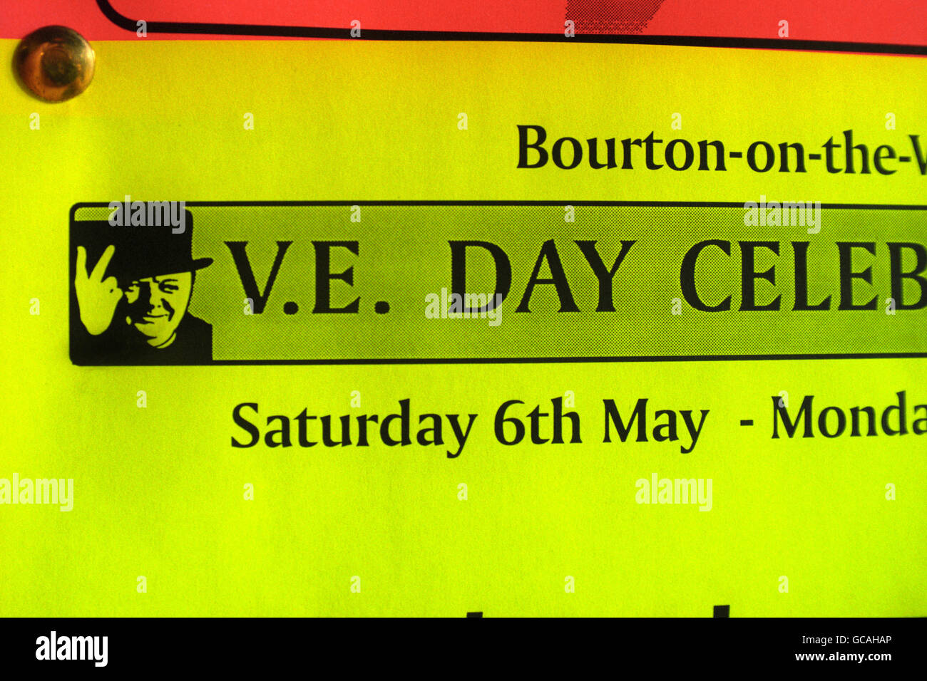 WINSTON CHURCHILL GIBT SEIN BERÜHMTES V-ZEICHEN FALSCH HERUM, WIE AUF PLAKATEN IN DER COTSWOLD-STADT BOURTON-ON-THE-WATER ZU SEHEN IST. DIE PLAKATE, AUF DENEN DIE VE-TAGESVERANSTALTUNGEN IN DER STADT VERÖFFENTLICHT WERDEN, WURDEN VOM COTSWOLD DISTRICT COUNCIL GEDRUCKT. Stockfoto