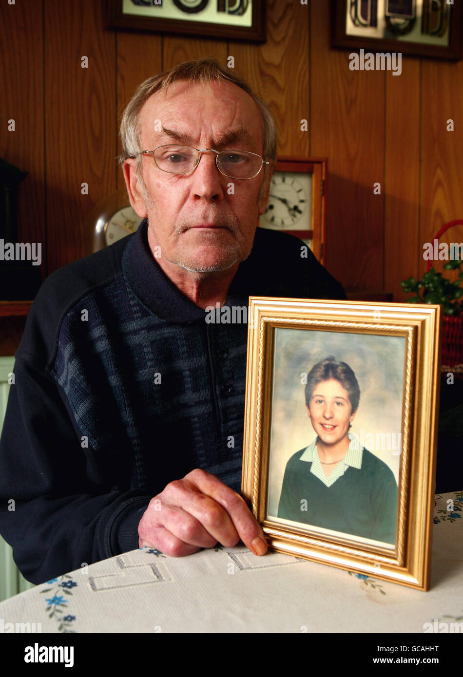 Cliff Tiltman mit einem Bild seiner Tochter Claire Tiltman das Schulmädchen wurde 1993 bei einem rasenden Angriff zu Tode erstochen, als es zu Hause in Greenhithe, Kent, war. Detektive untersuchen ein handgeschriebenes Pappschild, das am Straßenrand hinterlassen wurde und behauptet, den Mörder eines Gymnasiamädchen zu nennen, das vor 17 Jahren ermordet wurde. Stockfoto