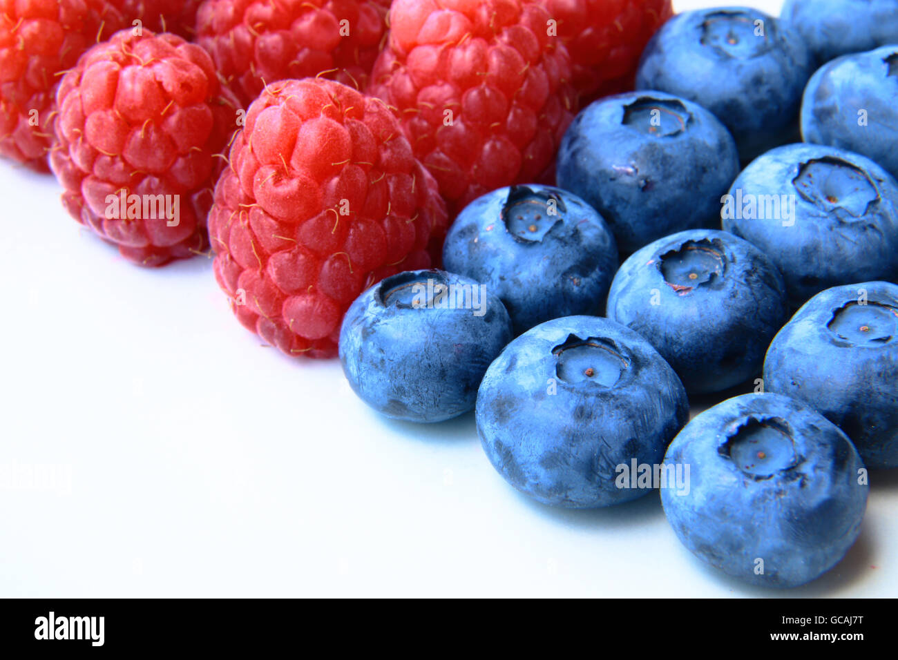 Nahaufnahme eines Bündels von Heidelbeeren und Himbeeren Stockfoto