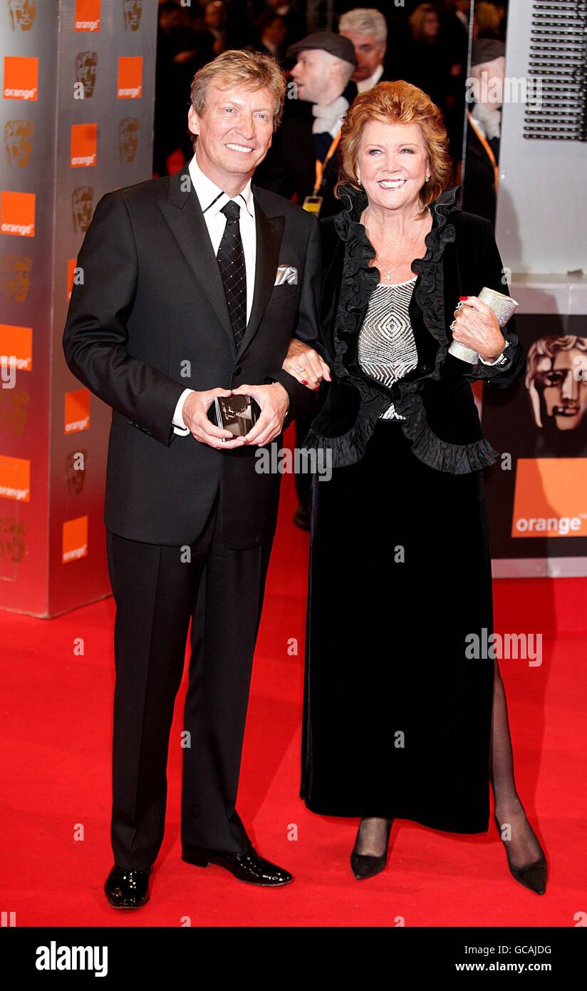 Nigel Lythgoe und Cilla Black kommen für die Orange British Academy Film Awards im Royal Opera House in London an. Stockfoto