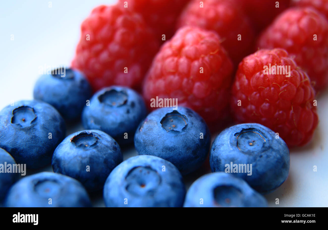 Nahaufnahme eines Bündels von Heidelbeeren und Himbeeren Stockfoto