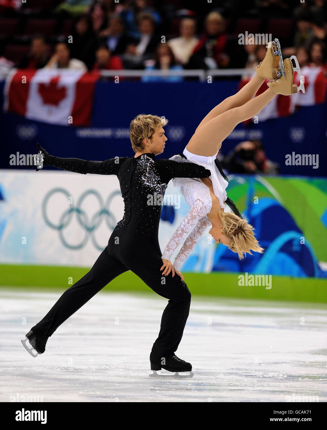 Penny Coomes und Nicholas Buckland in Aktion während ihres Free Dance im Eiskunstlauf-Eistanzes während der Olympischen Winterspiele 2010 im Pacific Coliseum, Vancouver, Kanada. Stockfoto