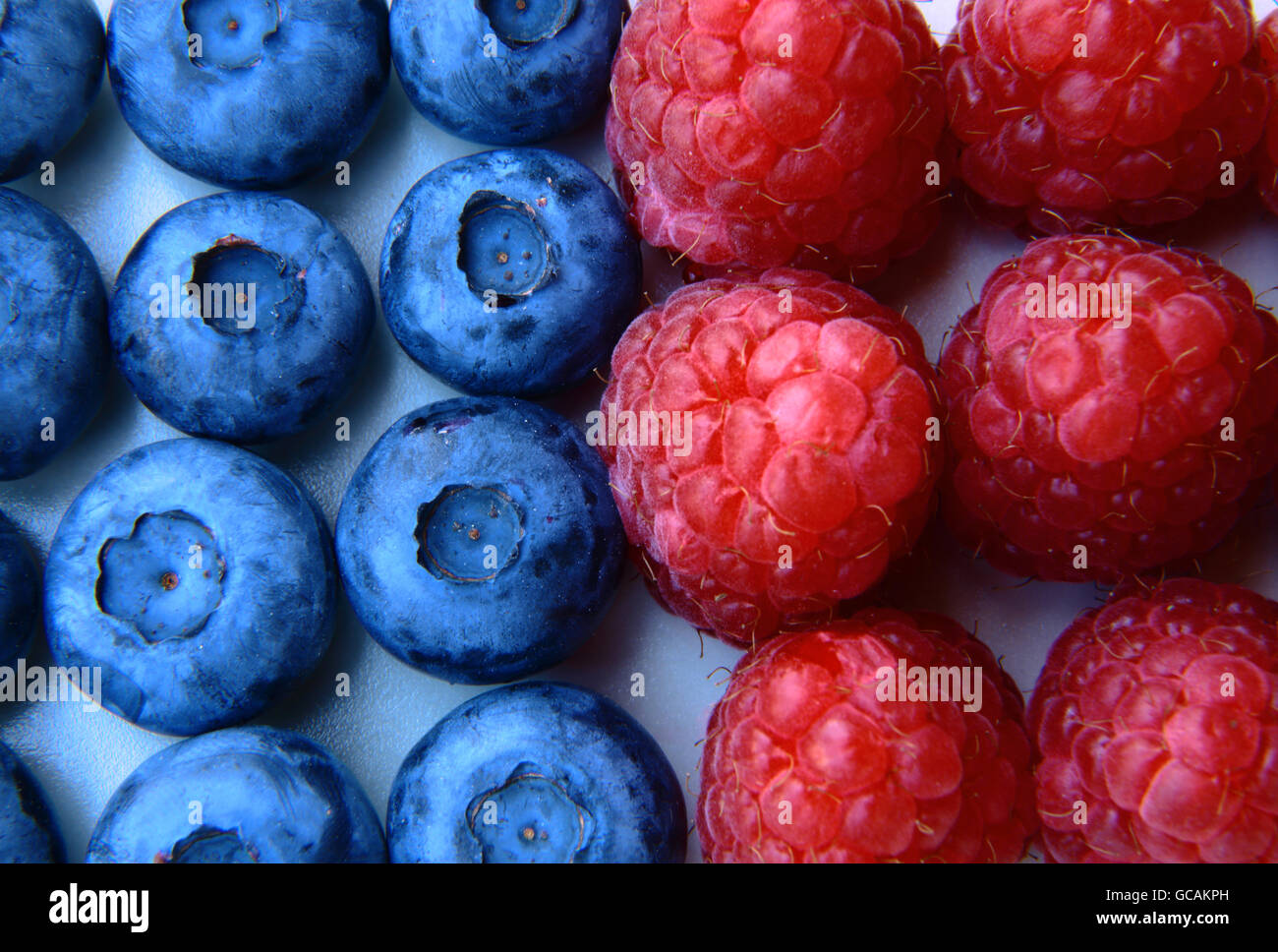 Nahaufnahme eines Bündels von Heidelbeeren und Himbeeren Stockfoto