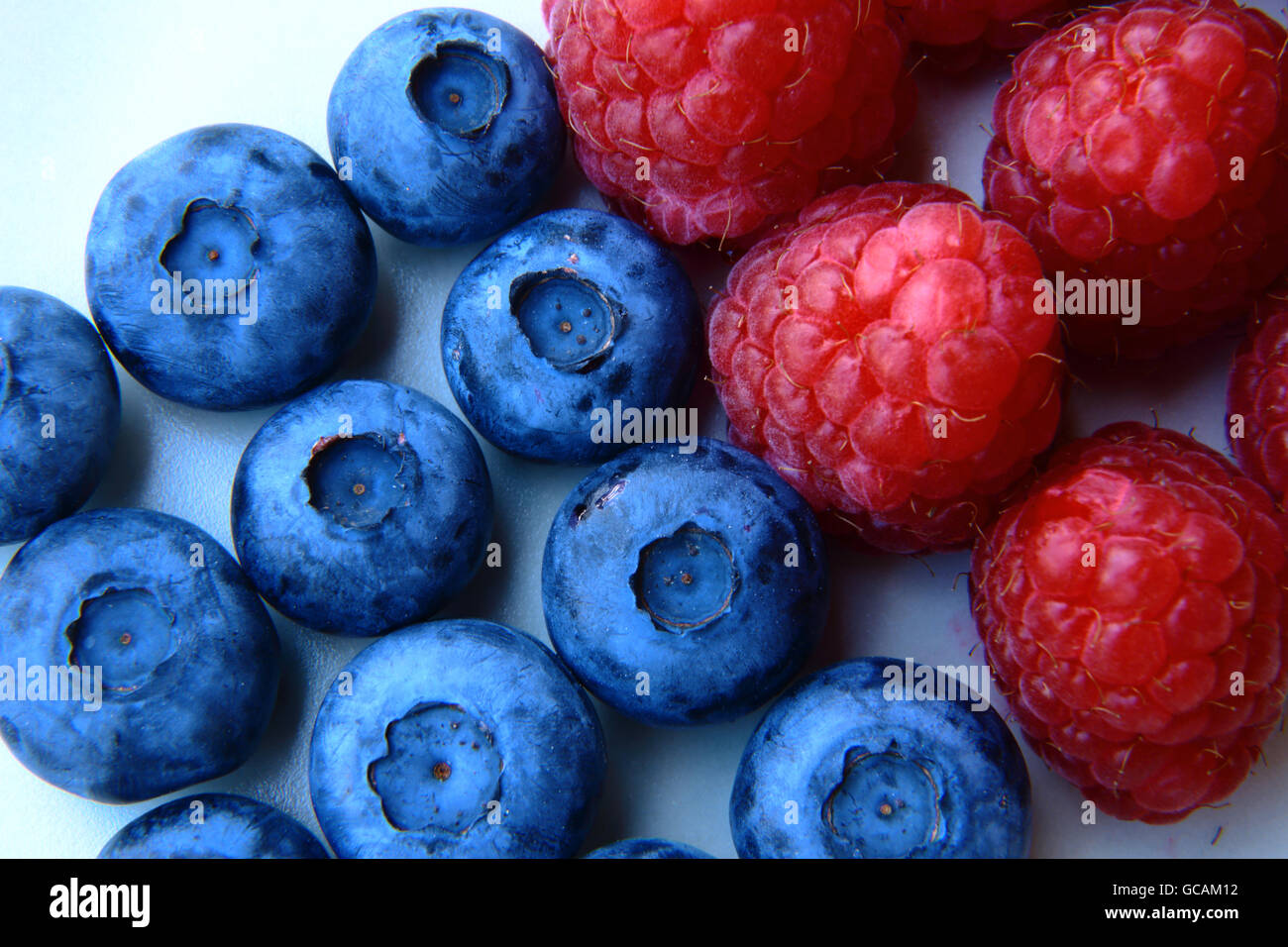 Nahaufnahme eines Bündels von Heidelbeeren und Himbeeren Stockfoto