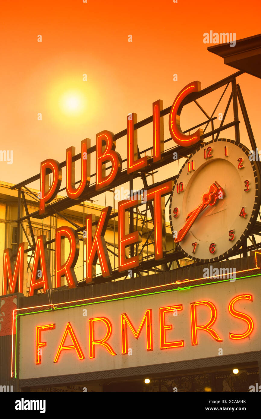 PIKE PLACE ÖFFENTLICHEN MARKT CENTER NEON SIGN SEATTLE WASHINGTON STATE USA Stockfoto