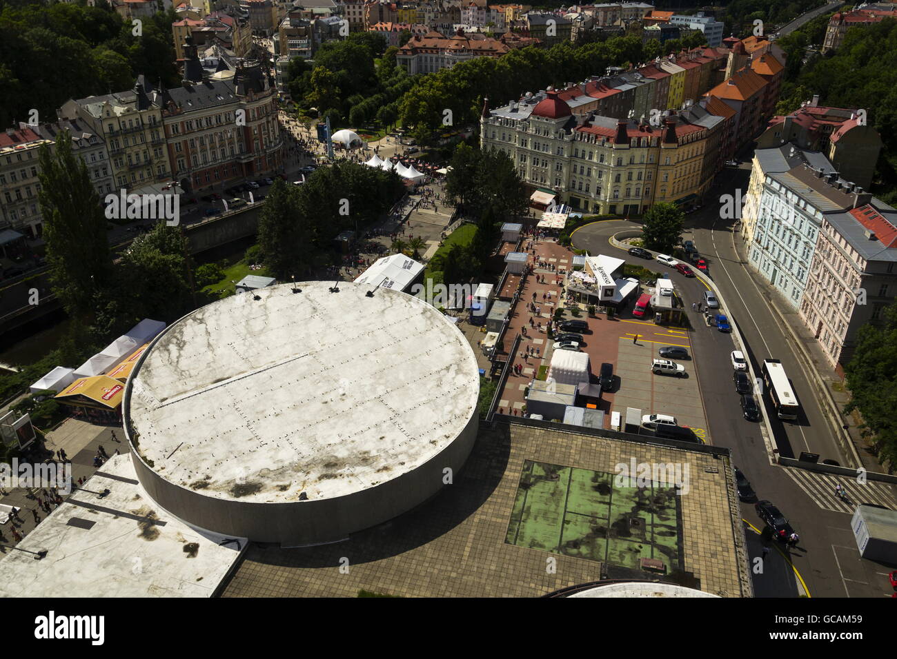 KARLOVY VARY, Tschechien - Juli 3: Menschen gehen auf die Straßen der Kurstadt Karlovy Vary mit Dach des Hotel Thermal im Vordergrund Stockfoto