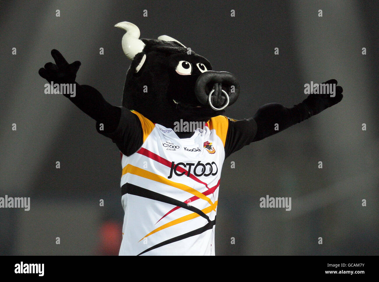 Rugby League - Engage Super League - Huddersfield Giants gegen Bradford Bulls - Galpharm Stadium. Bradford Bulls Maskottchen Bullman Stockfoto