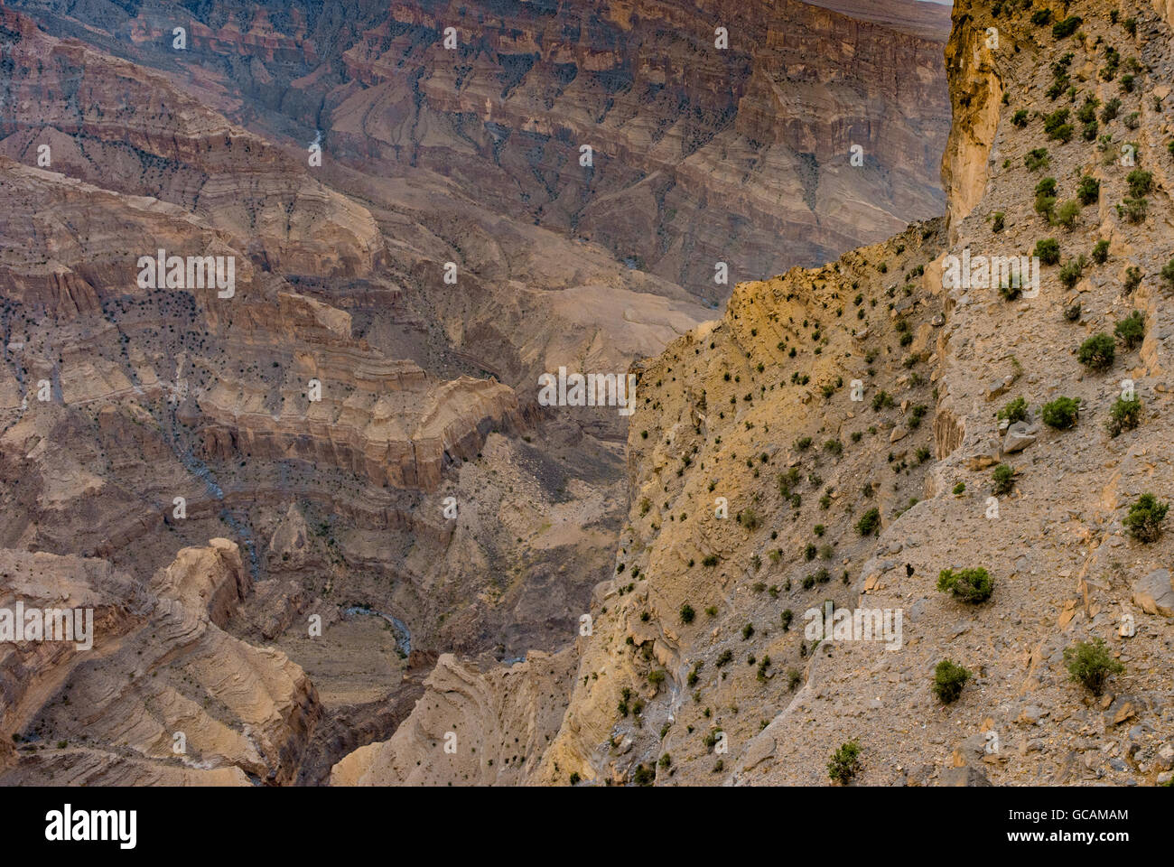 Wadi Ghul (oder Ghul), Omans Grand Canyon in der Nähe der Spitze des Berges Jebel Shams, Sultanat von Oman Stockfoto