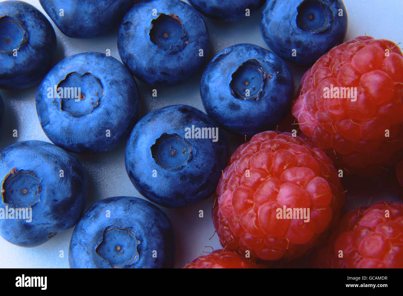 Nahaufnahme eines Bündels von Heidelbeeren und Himbeeren Stockfoto