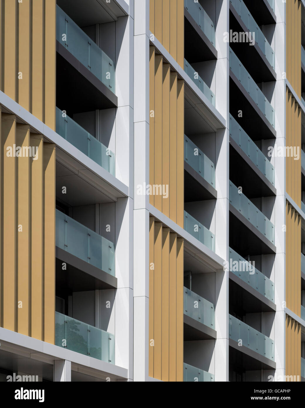 Detailansicht der Balkone und Verkleidung. Park Heights, London, Vereinigtes Königreich. Architekt: PRP Architekten, 2016. Stockfoto