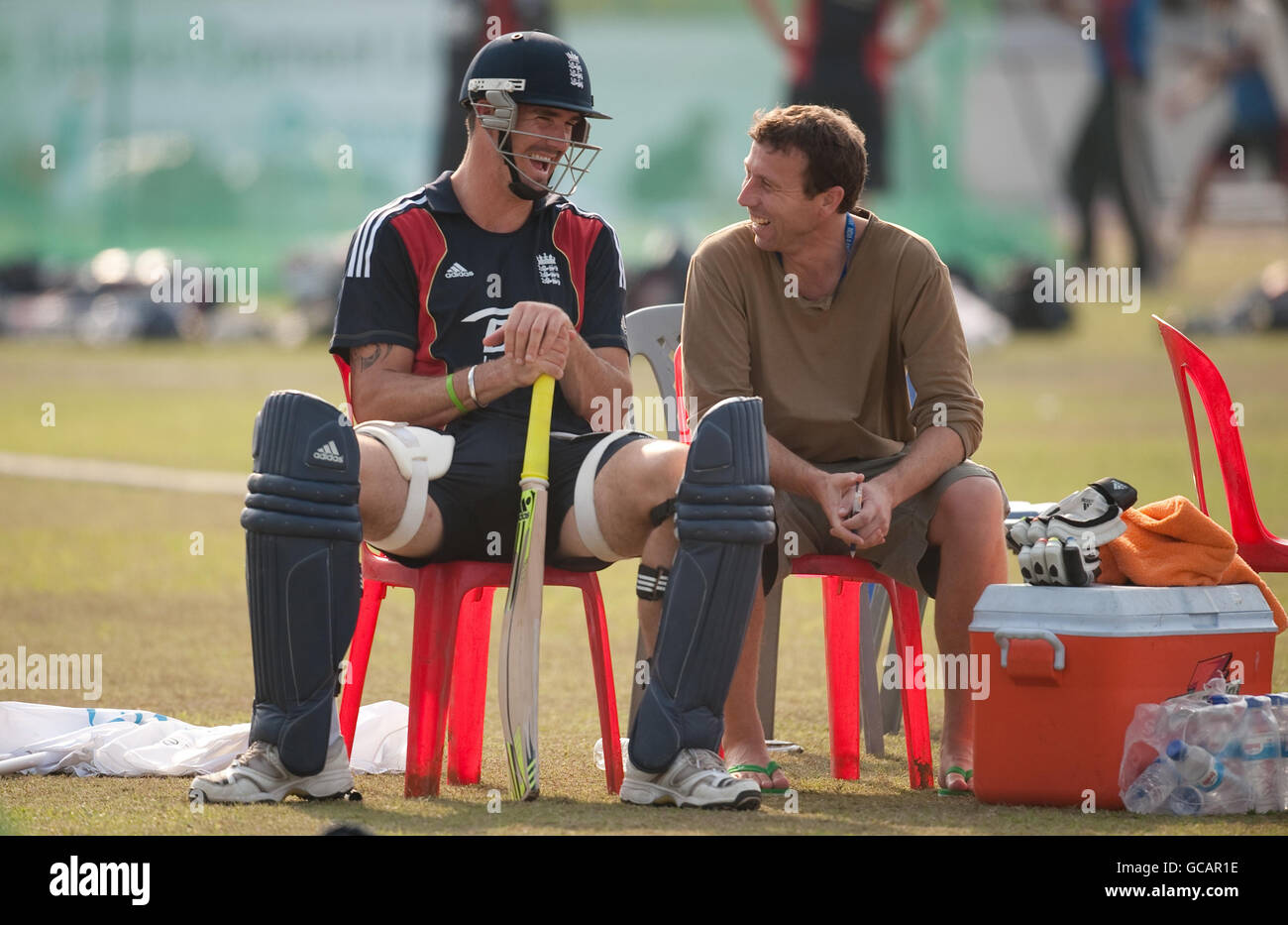 Englands Kevin Pietersen mit dem ehemaligen englischen Kapitän Michael Atherton während einer Nets-Session auf dem Shagoreka Cricket Ground, Chittagong. Stockfoto