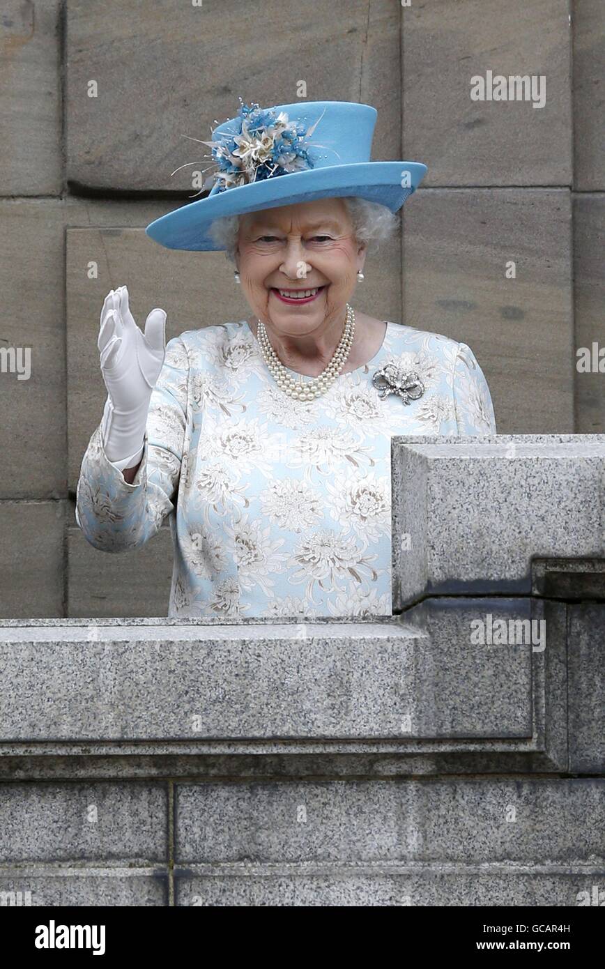 Königin Elizabeth II erscheint auf dem Balkon von Dundee City Chambers am sechsten Tag von ihrem Besuch in Schottland. Stockfoto