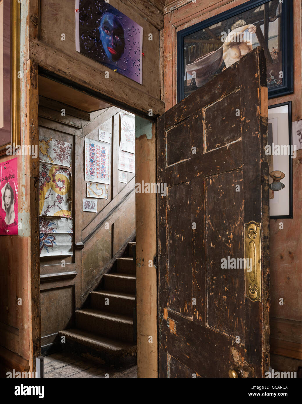 Durch hölzerne Tür Treppe mit Rouen Seide Velours Muster anzeigen Stockfoto