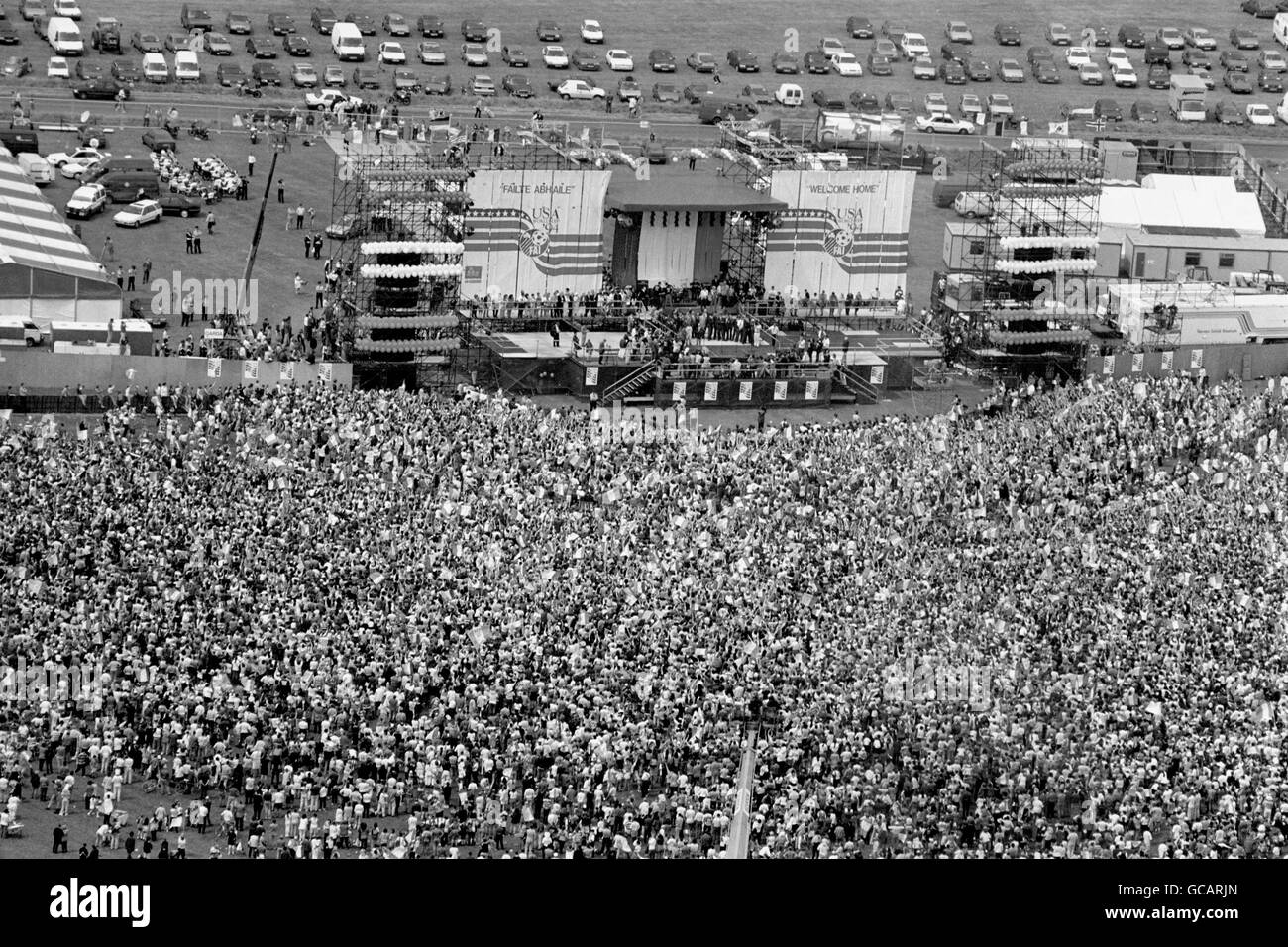 IM PHOENIX PARK IN DUBLIN VERSAMMELT SICH EINE RIESIGE MENSCHENMENGE, UM DIE FUSSBALLMANNSCHAFT DER REPUBLIK IRLAND NACH DEM AUSSCHEIDEN AUS DER WELTMEISTERSCHAFT ZU BEGRÜSSEN. Stockfoto