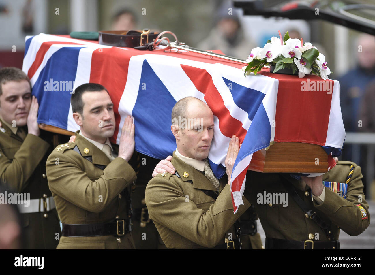 Der Sarg von Kapitän Daniel Read, 31, mit der Flagge der Union, von 11 Sprengstoffdeponie-Regiment, Royal Logistic Corps, wird zu Ehren in die Truro Cathedral, Cornwall, für seine Beerdigung getragen. Stockfoto
