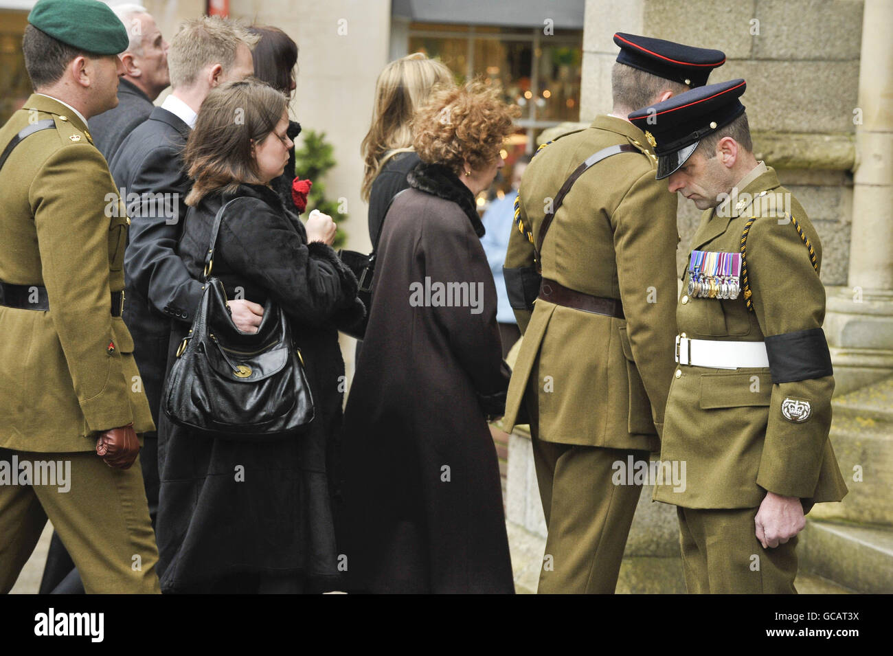 Sally Webb (Mitte) Mutter von Kapitän Daniel Read, 31, von 11 Sprengstoffbeseitigungsregiment, Royal Logistic Corps geht in die Truro Cathedral, Cornwall bei der Beerdigung ihres Sohnes. Stockfoto