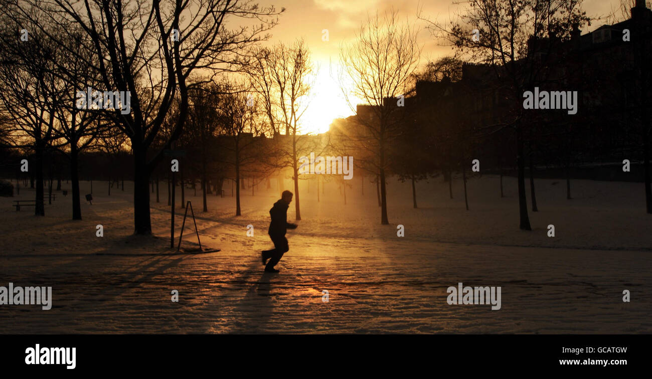 Kelvingrove Park in Glasgow nach Neuschnee über Nacht. Stockfoto