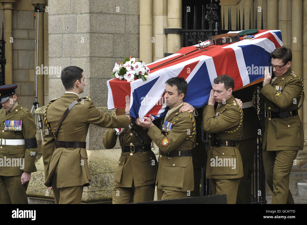 Der Sarg von Kapitän Daniel Read, 31, von 11 Sprengstoff-Ordnance-Disposal-Regiment, Royal Logistic Corps, wird von der Truro Cathedral, Cornwall, während seiner Beerdigung mit voller Auszeichnung getragen. Stockfoto