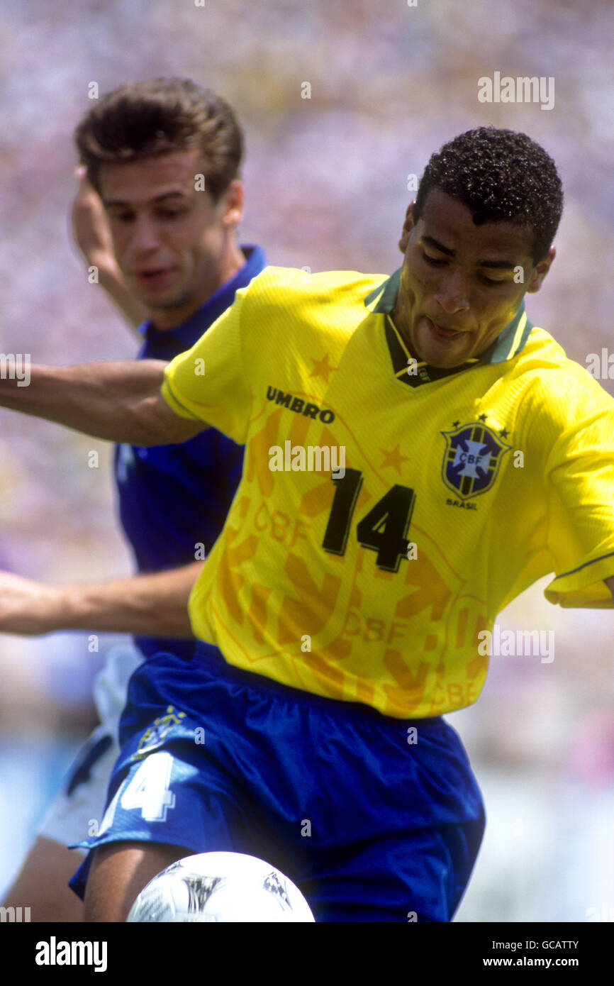 Fußball - FIFA Fußball-Weltmeisterschaft USA 1994 - das Finale - Brasilien gegen Italien - Rose Bowl - Pasedena - Los Angeles. Brasiliens Cafu hält Italiens Nicola Berti auf Stockfoto