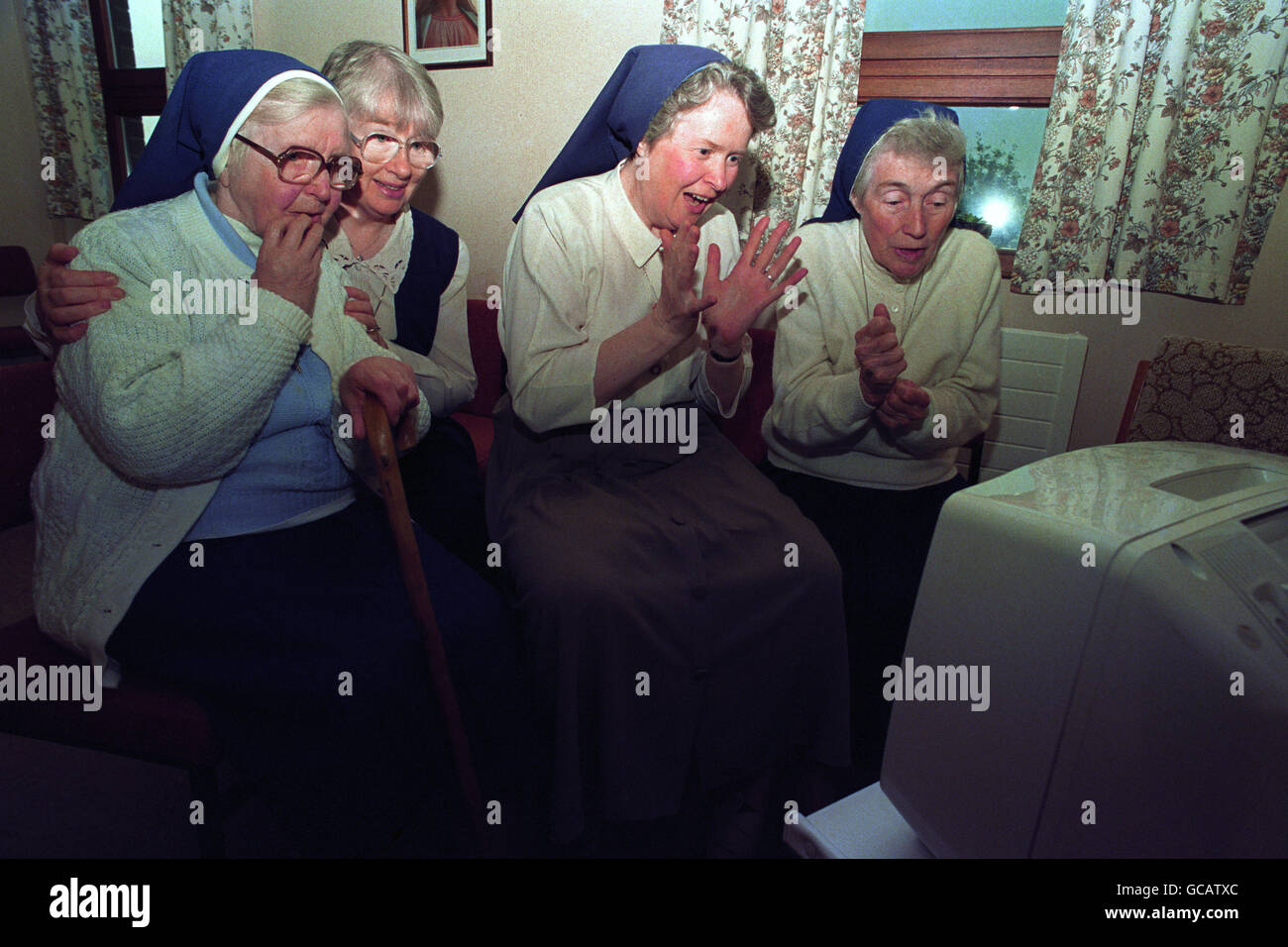 Schwestern vom Good Shepherd Convent in Twinbrook, nahe Belfast, teilen sich die Aufregung über die WM-Heldentaten in Nordirland, während sie das Spiel gegen Mexiko verfolgen, nachdem sie ihre tägliche Gebetszeit geändert haben. Stockfoto