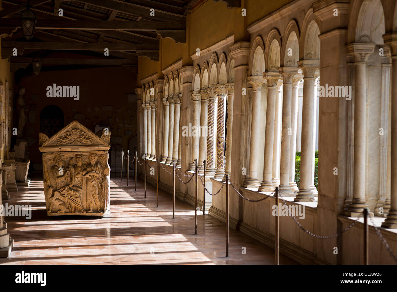 Der Kreuzgang der Basilika San Paolo Fuori le Mura. Rom, Italien Stockfoto