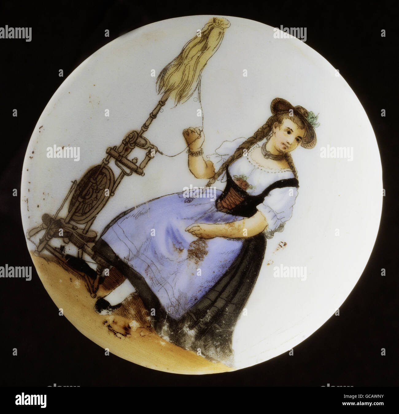 Bildende Kunst, Malerei, malte Krug Bierdeckel, Transfer Lithographie, farbige Mädchen mit Spindel, Deutschland, 2. Hälfte 19. Jahrhundert Stockfoto