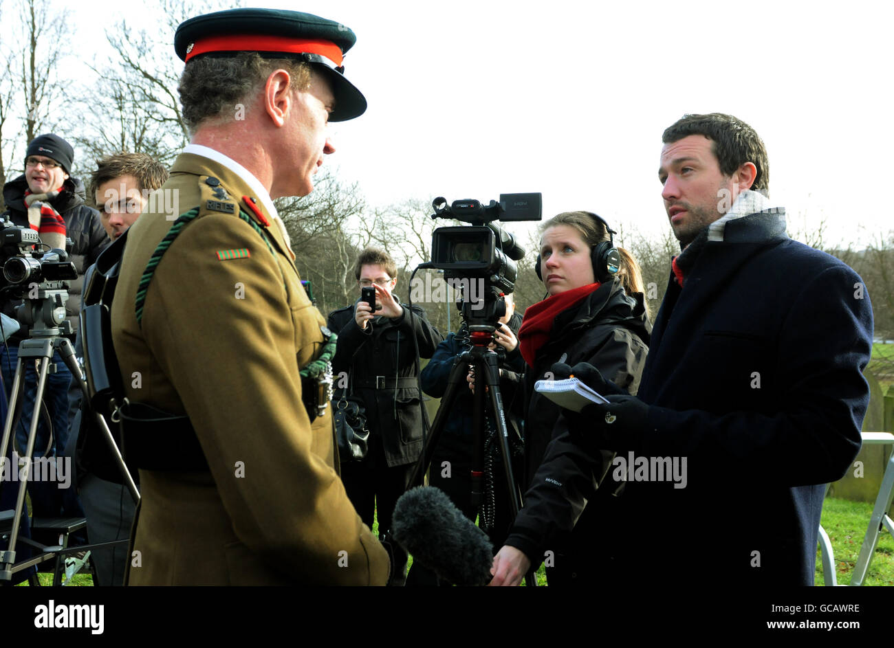 Die Video-Journalistin der Pressevereinigung Lizzie Robinson filmt Col Ralph Arundell, als Hugh McKnight beim Begräbnis von Corporal Lee Brownson in der St. Andrews Church in Bishop Auckland, Co Durham, eine Kopie nimmt. Stockfoto