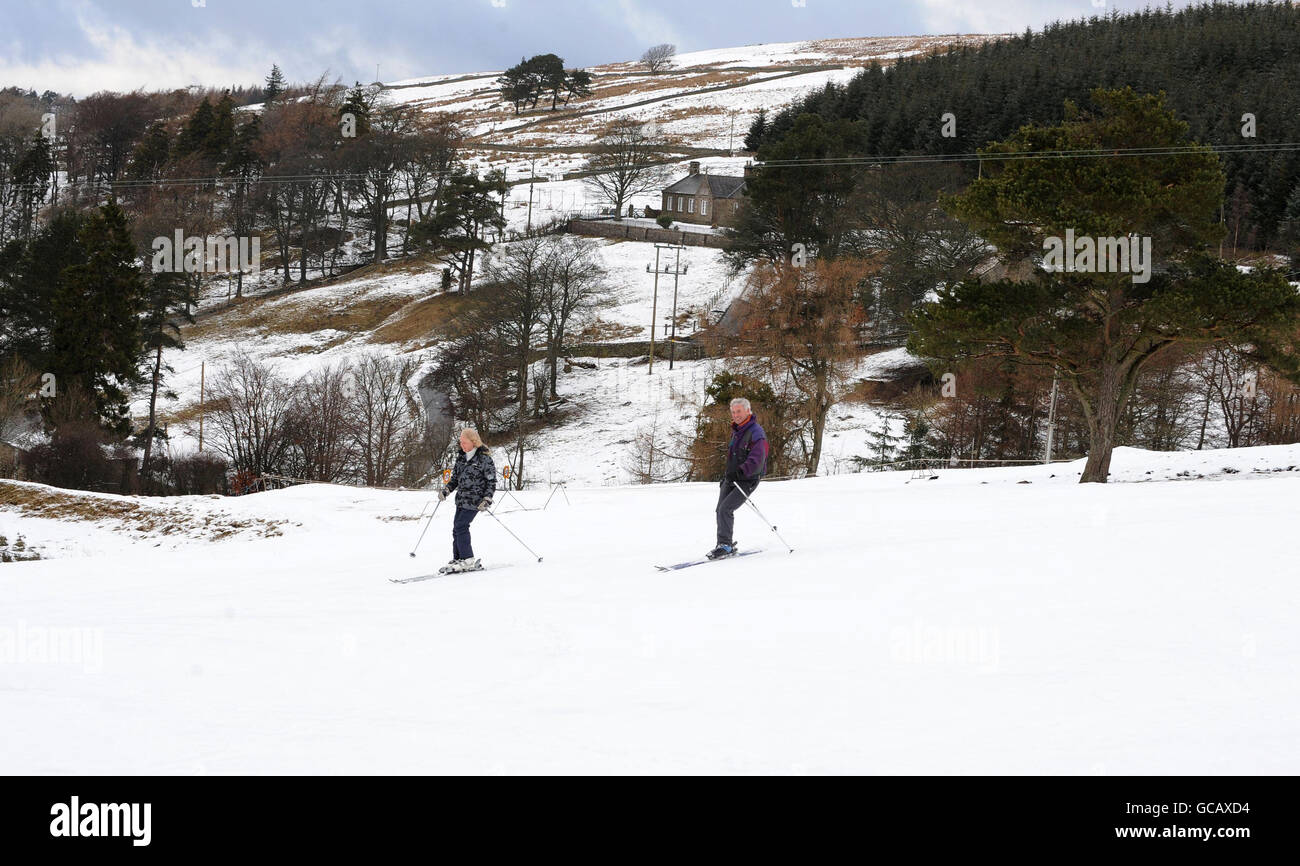 Skifahrer in Allenheads, Northumberland, das den größten Teil des Winters mit Schnee bedeckt ist. Stockfoto