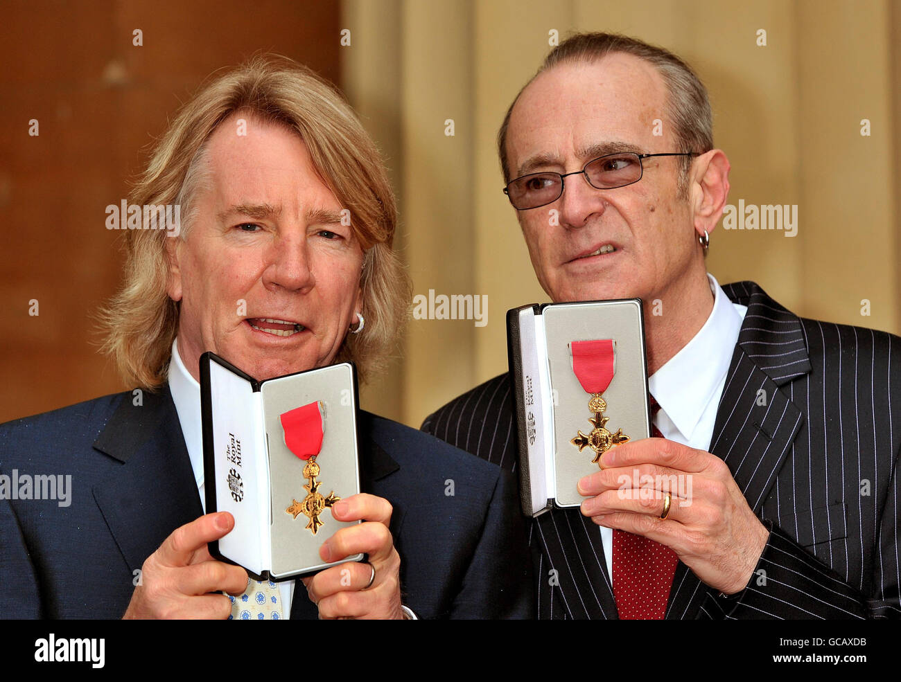Rick Parfitt und Francis Rossi (rechts), Gründungsmitglieder der britischen Rockband Status Quo, mit den OBE's, die ihnen von der britischen Königin Elizabeth II. Während einer Investiturfeier im Buckingham Palace in London verliehen wurden. Stockfoto