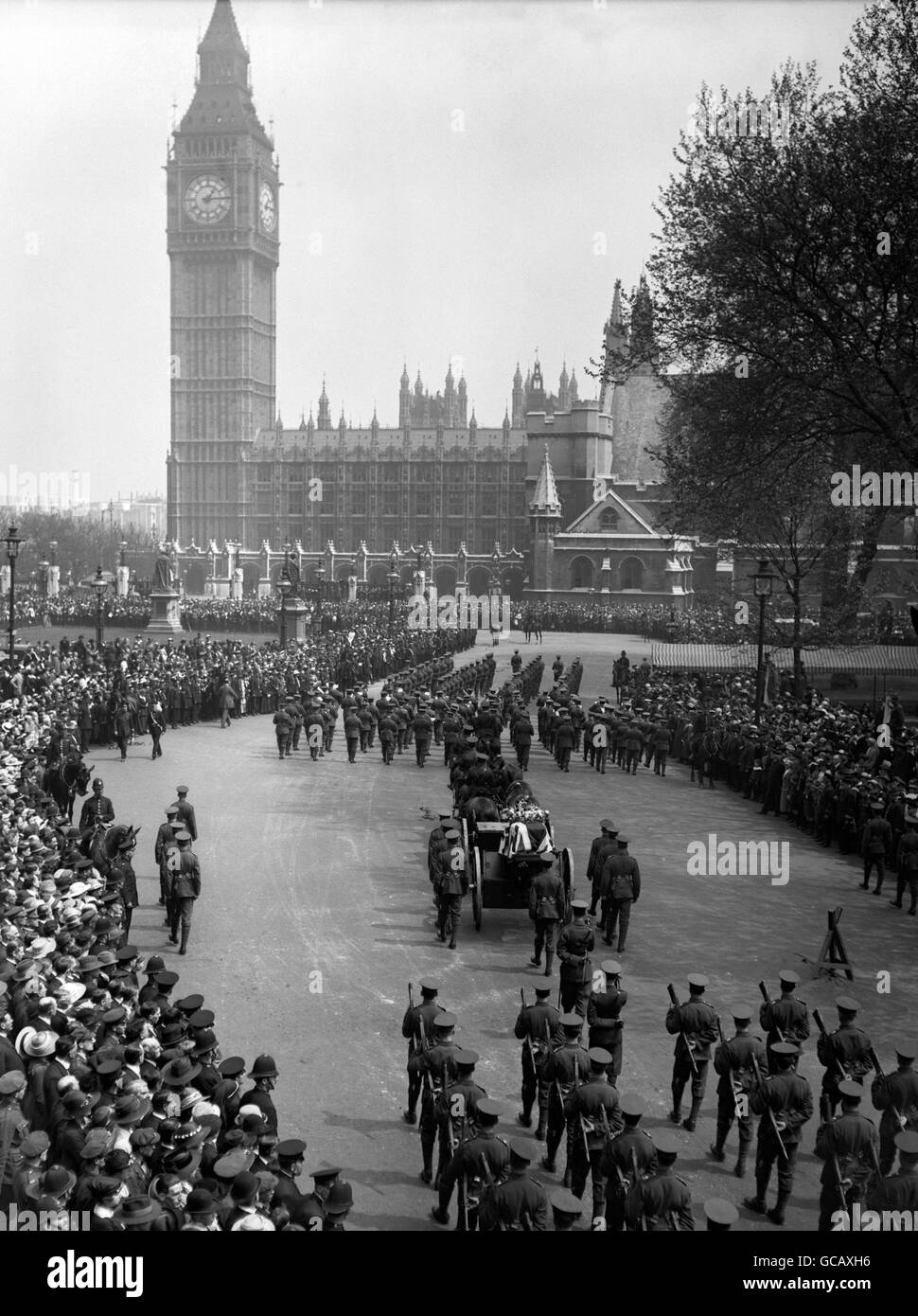 Die Trauerprozession für die Krankenschwester Edith Cavell marschiert durch die Straßen Londons. Krankenschwester Cavell wurde von deutschen Truppen hingerichtet, nachdem sie in einem deutschen Militärgericht für schuldig befunden worden war, Hunderten alliierter Flieger und Soldaten bei der Flucht vor den Deutschen geholfen zu haben. Ihre Hinrichtung wurde in der ganzen Welt weithin verurteilt. Stockfoto