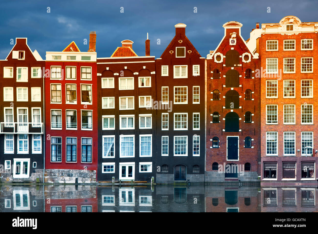 Häuser im Bezirk Damrak, Amsterdam Stockfoto