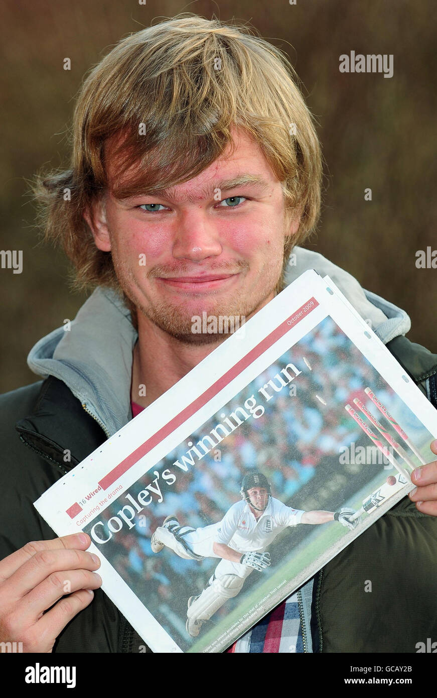 Der Fotograf der Pressevereinigung, Gareth Copley, hält eine Kopie des Fotos, das zeigt, dass der englische Schlagmann Jonathan Trott während des fünften Ashes-Tests beim Brit Oval, das die Sports Action-Sektion des World Press Photo-Wettbewerbs gewonnen hat, ausgelaufen ist. Stockfoto