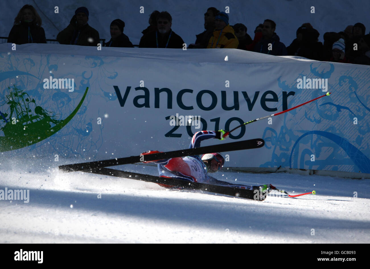 Olympische Winterspiele 2010 Vancouver - Tag Sechs. Der britische Chemmy Alcott stürzt bei der Abfahrt der Damen in Whistler Creekside, Whistler, Kanada, an der Ziellinie ab. Stockfoto