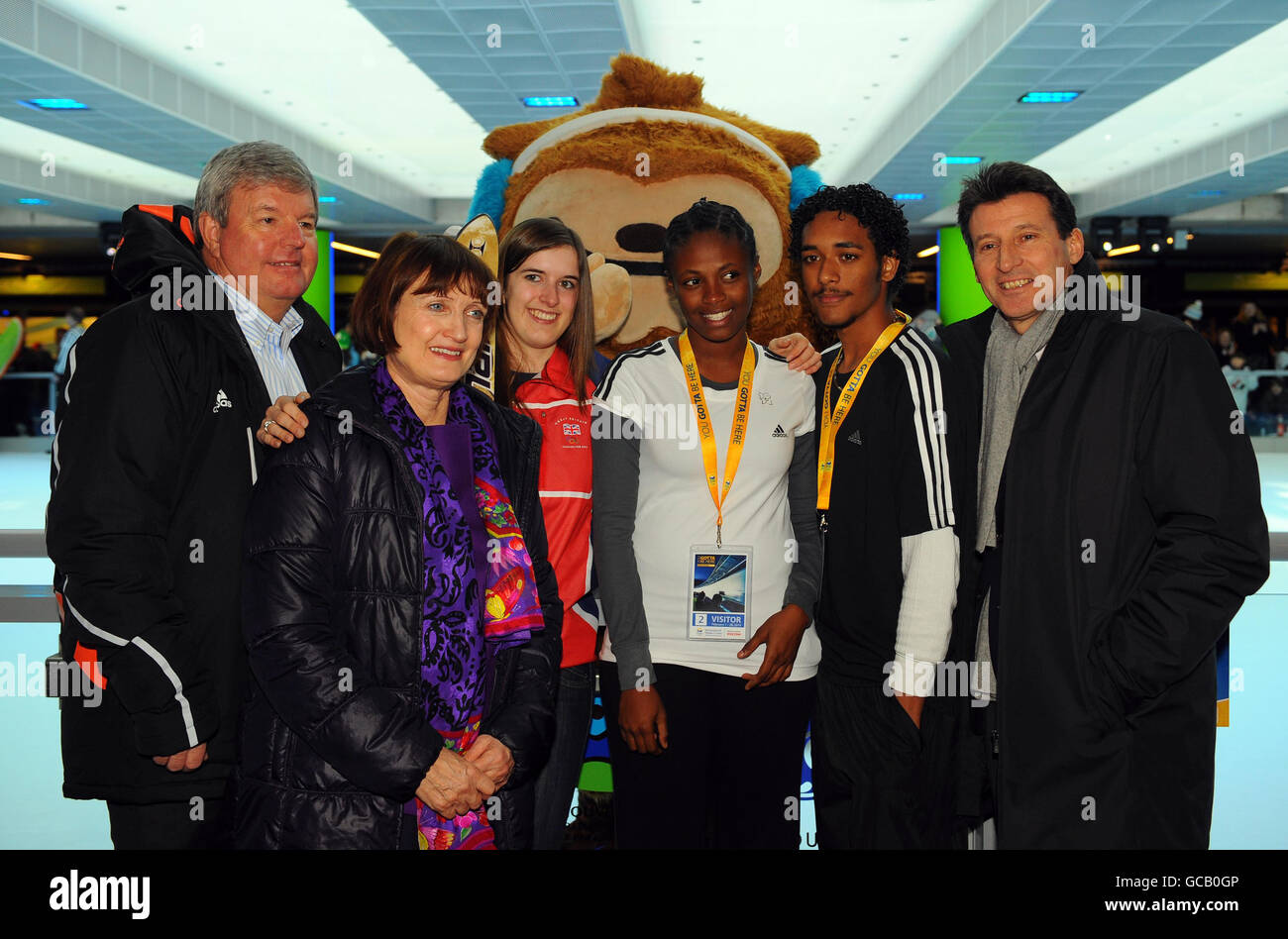 (Von links nach rechts) Stellvertretender Vorsitzender von LOCOG Keith Mills, Olympiaministerin Tessa Jowell, britische Mogulskifahrerin Ellie Koyander, trinidadianische Trainer Di Andra Joseph, Mikyle Chaitsingh und Lord Sebastian Coe posieren während der Eröffnung von International Inspiration auf der GE Plaza, Vancouver, Kanada. Stockfoto