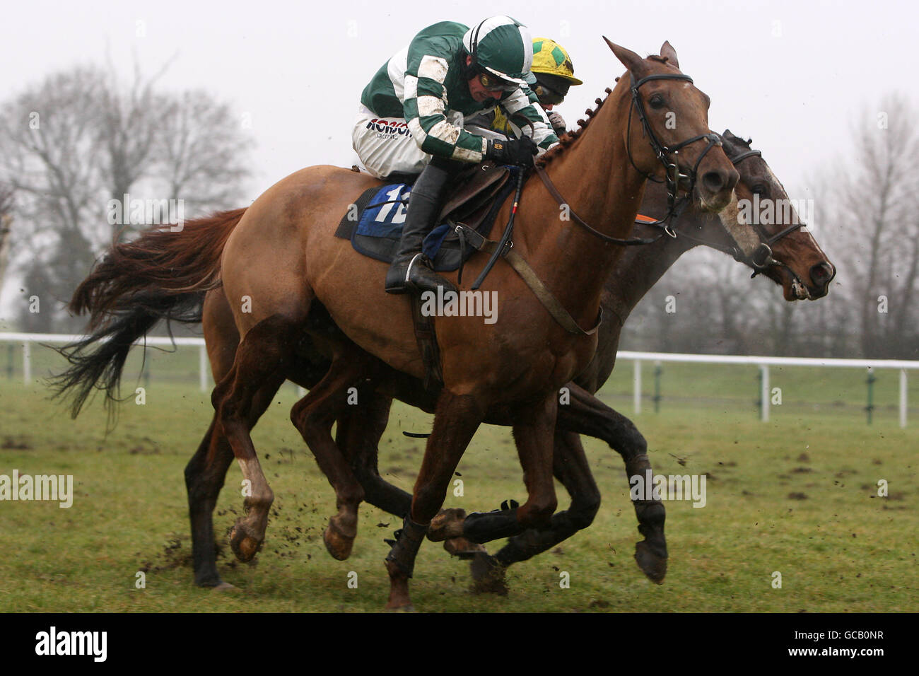 (Links - rechts) Jockey Harry Skelton über Local Present und Noel Fehily über Roseneath während der Handicap Chase von Racing UK-Neulingen Stockfoto