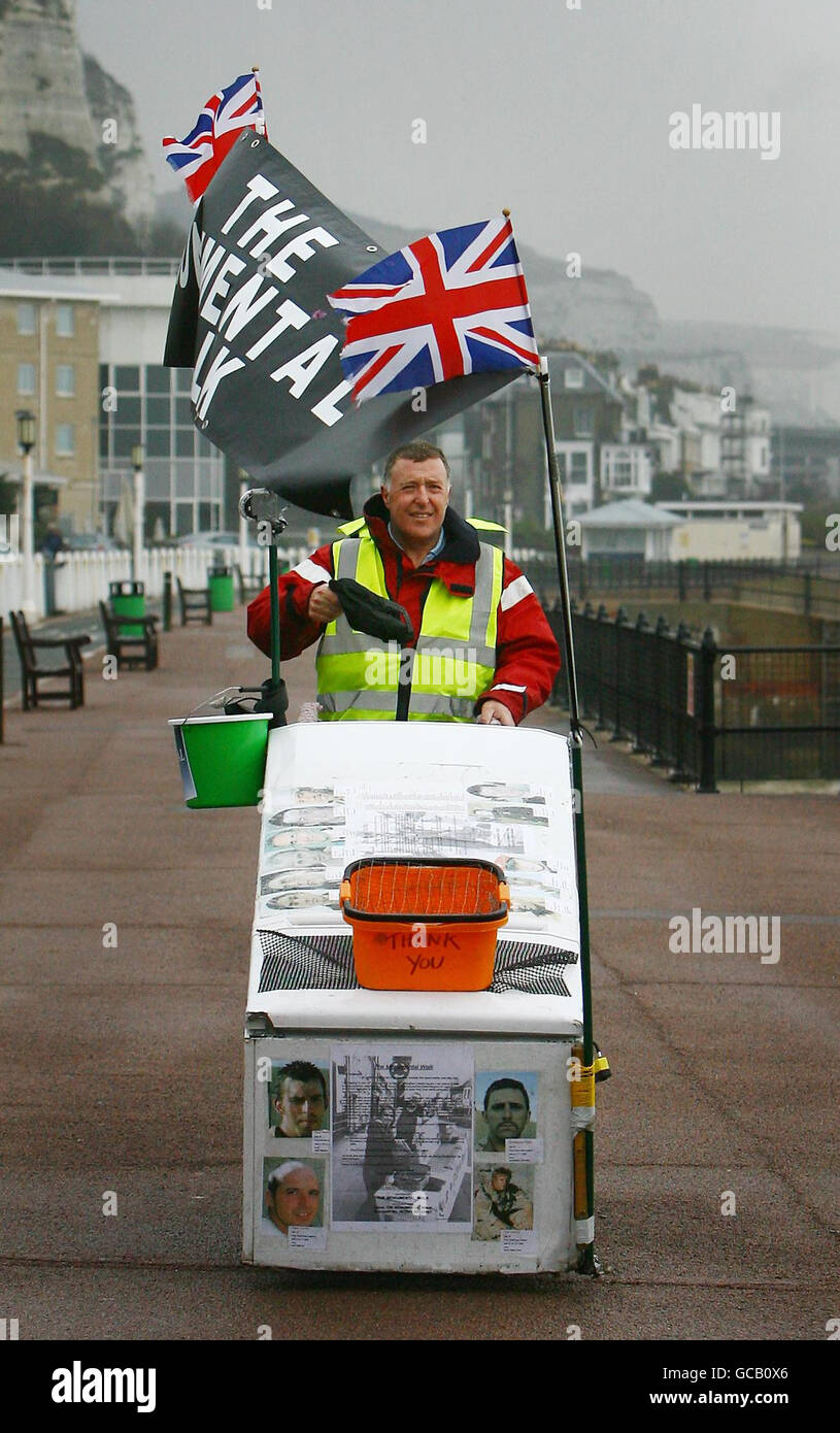 Matthew Hollox kommt in Dover, Kent, auf seinem 3000 Meilen Spaziergang durch Großbritannien in einem Versuch, 3 Millionen für die Royal British Legion zu sammeln. Die Spenden werden für die Schaffung eines Denkmals in Wootton Bassett für die gefallenen Soldaten der Afghanistan- und Irak-Konflikte. Stockfoto