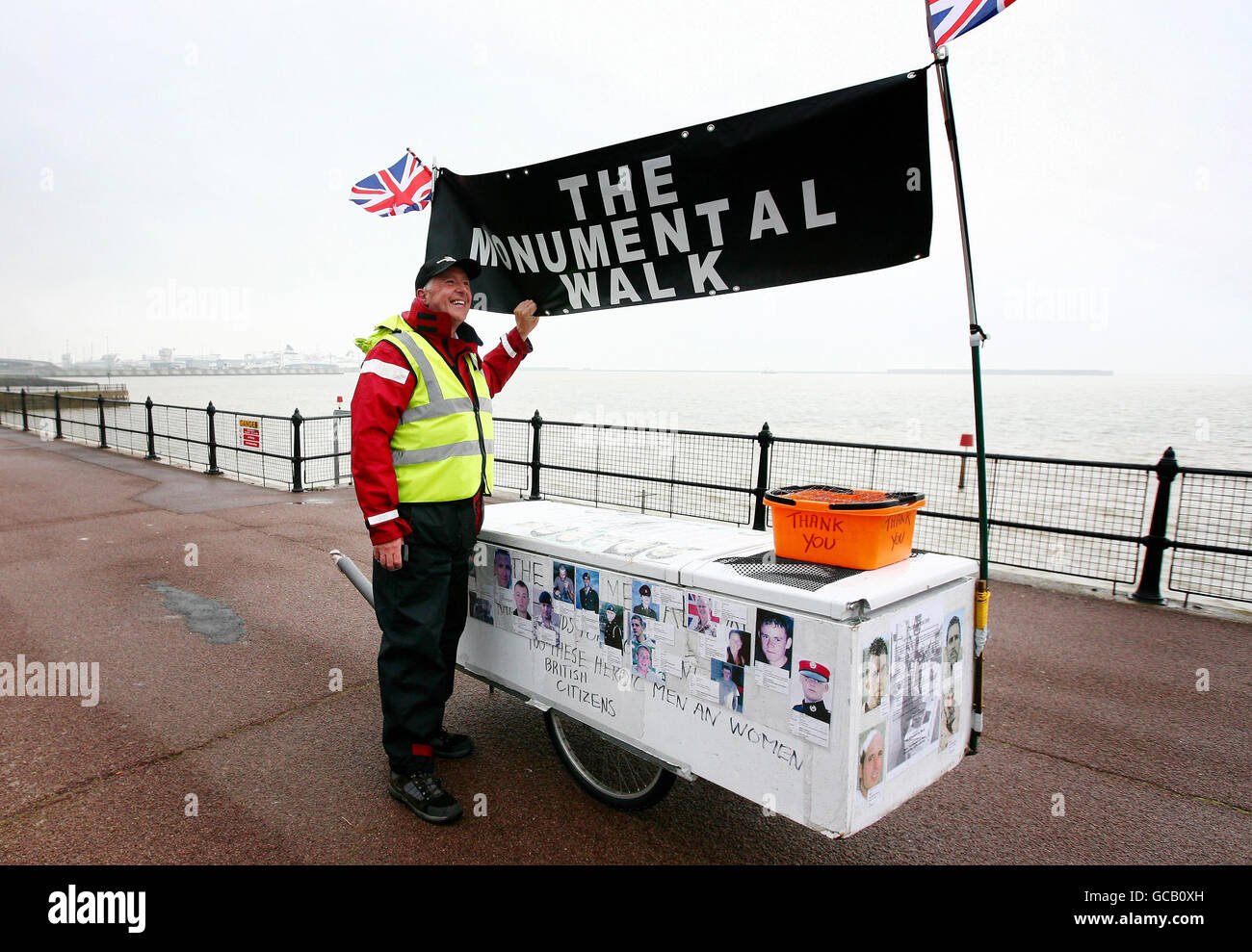 Matthew Hollox kommt in Dover, Kent, auf seinem 3000 Meilen Spaziergang durch Großbritannien in einem Versuch, 3 Millionen für die Royal British Legion zu sammeln. Stockfoto