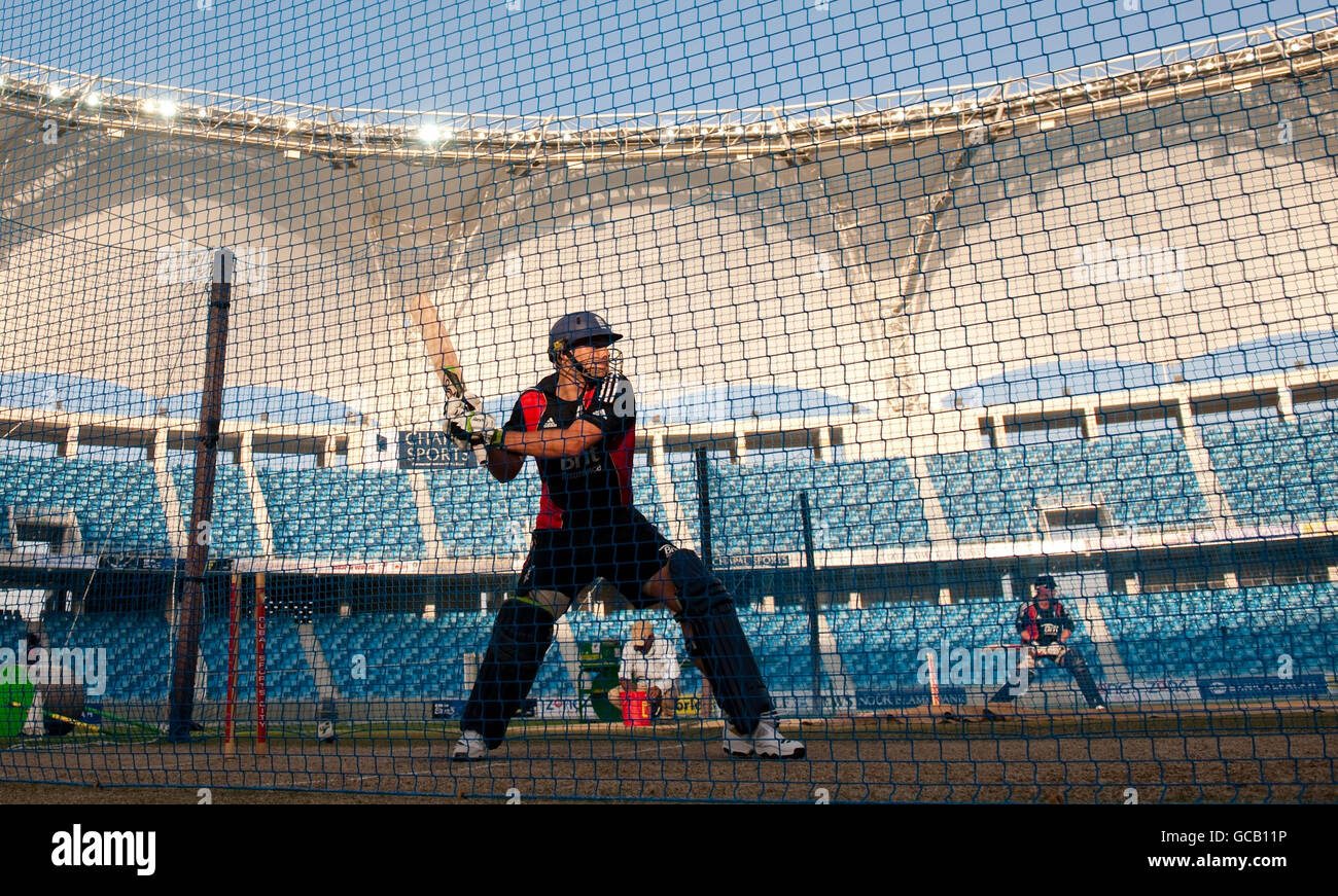 Englands Luke Wright Fledermäuse während einer Netzsitzung in Dubai Sports City, Dubai. Stockfoto