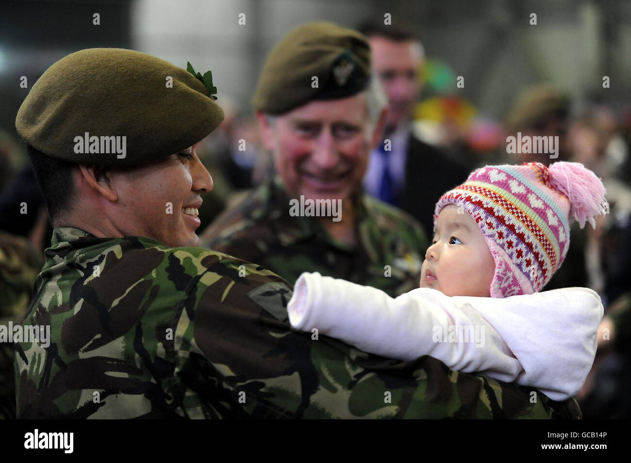 Der Prinz von Wales trifft auf Soldaten und ihre Familien von den Ghurka-Soldaten, die dem Mercian-Regiment angeschlossen sind, während seines Besuchs in Catterick Garrison vor dem Aufmarsch der Regimenter nach Afghanistan im nächsten Monat. Stockfoto