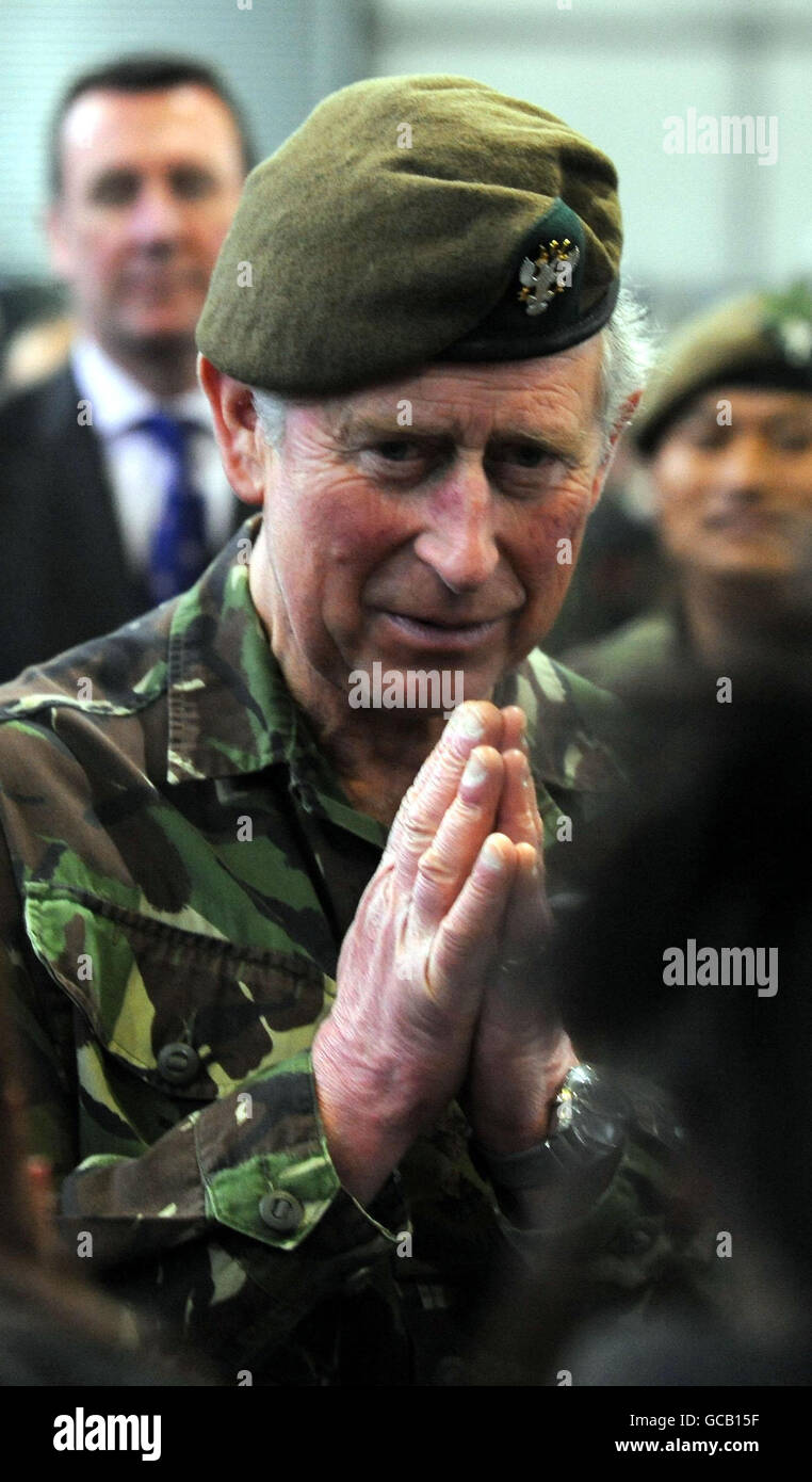 Der Prinz von Wales grüßt traditionell, als er Frauen von Gurkha-Soldaten trifft, die dem Mercian-Regiment angehängt sind, während seines Besuchs in Catterick Garrison vor dem Aufmarsch der Regimenter nach Afghanistan im nächsten Monat. Stockfoto