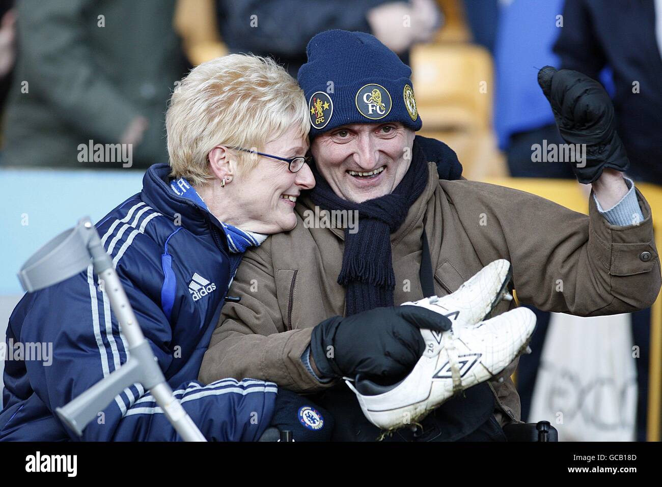 Philip Stevens und Frau Wendy zeigen ihre Freude nach dem Empfang Chelsea's John Terrys Fußballschuhe nach dem letzten Pfiff Stockfoto