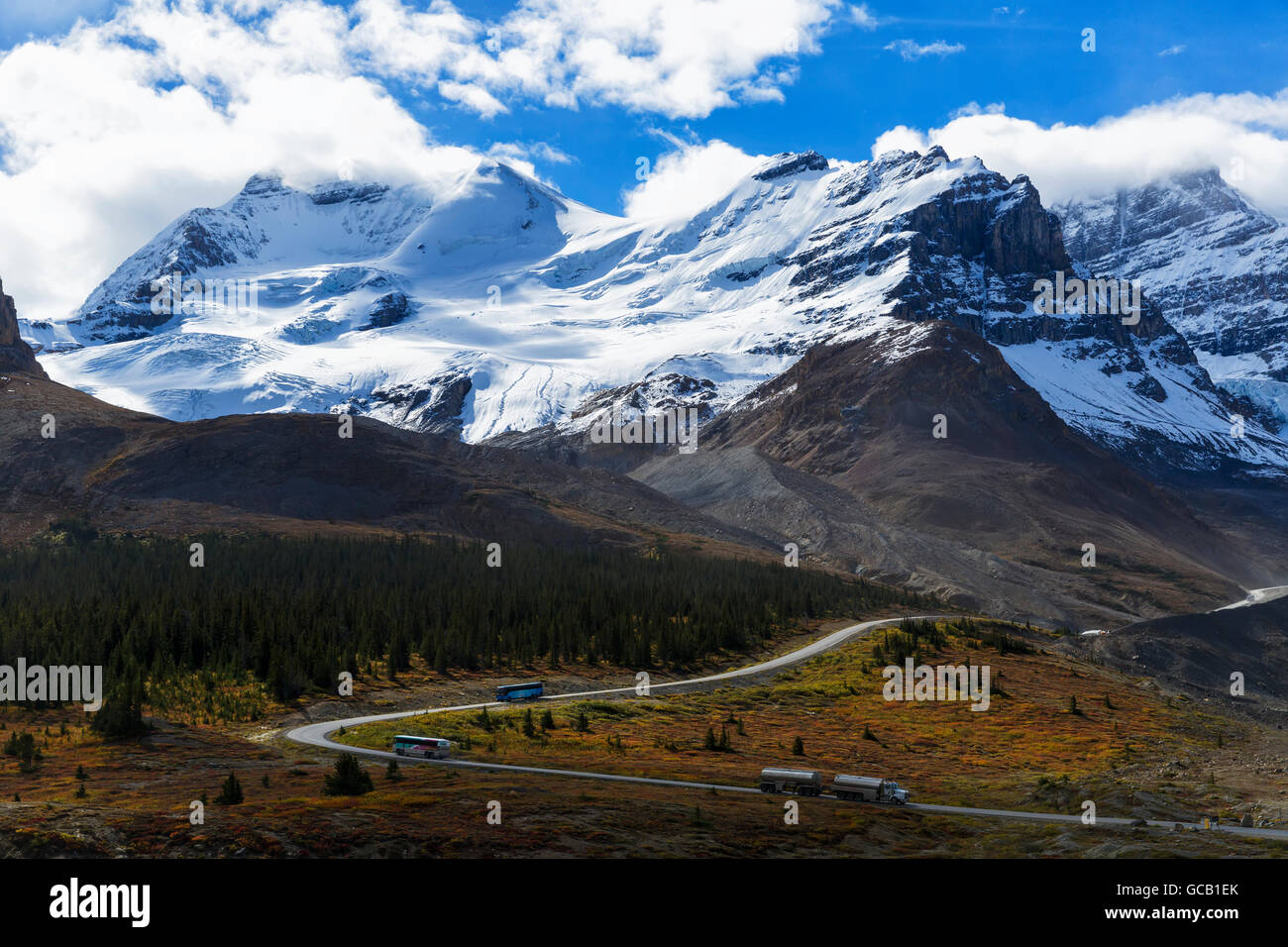 Kraftstoff LKW und Tour-Busse von Columbia Icefields mit Mount Athabasca; Alberta, Kanada Stockfoto
